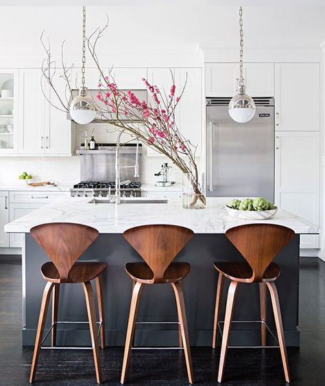 10 Best Modern Counter Stools - Life on Elm St http://www.flaxandtwine.com/2016/06/best-modern-counter-stools/?utm_campaign=coschedule&utm_source=pinterest&utm_medium=anne%20weil%20%7C%20flax%20and%20twine&utm_content=10%20Best%20Modern%20Counter%20Stools%20-%20Life%20on%20Elm%20St Grey Kitchen Island, Серая Кухня, Grey Kitchen Designs, Kitchen Island Bar, Modern Counter Stools, Kitchen Marble, Grey Kitchens, Grey Kitchen, Trendy Kitchen