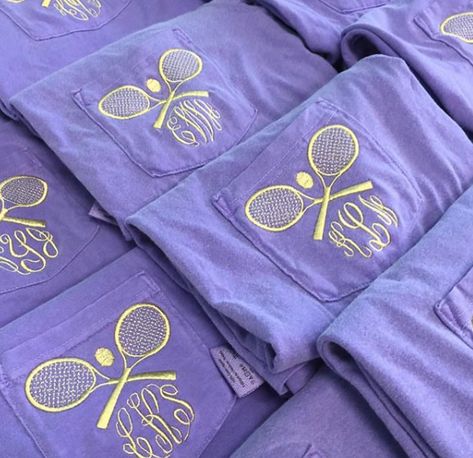 Tennis Senior Pictures, Tennis Shirts Designs, Shirts Preppy, Big Little Sorority Shirts, Tennis Team Gifts, Team Shirt Designs, Cheerleading Shirts, Monogram Outfit, Tennis Shirt