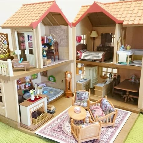 Calico Critter Family Sets, Sylvanian Families House Decoration, Sylvanian Families House Makeover, Diy Calico Critters, Calico Critters House, Calico Critter House, Cute Doll House, Sylvanian Families House, Calico Critters Families