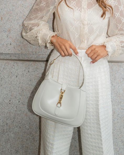 White Bag Outfit, Gucci Bamboo Bag, Gucci Jackie 1961, Clutch Outfit, Tamara Kalinic, Women's Bags By Color, White Clutch, Sophisticated Outfits, Bag Obsession