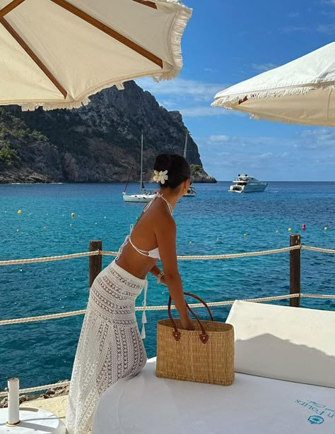 Greece Outfit, Holiday Fits, Vacation Fits, Holiday Pics, Summer Picture Poses, Vacay Vibes, Holiday Inspo, Greece Holiday, Italy Summer