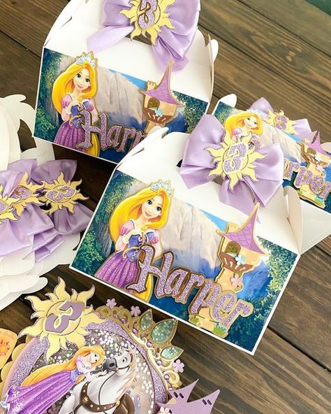 Goodie Box Ideas, Rapunzel Birthday, Disney Frozen Birthday Party, Tangled Birthday, Ideas Fiesta, Disney Frozen Birthday, Party Boxes, Dragonfly Design, Gable Boxes