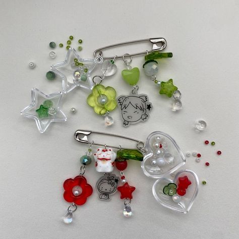 Safety Pin Keychain, Pin Charms, Beaded Pins, Safety Pin Crafts, Safety Pin Jewelry, Bead Charms Diy, Handmade Pins, Handmade Jewelry Tutorials, Safety Pins