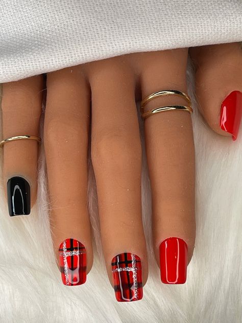 Sharing 50 Best Holiday nails to try out this season! All of these cute designs can be created at home or in a salon! Festive Nail Designs, Plaid Nails, Cute Christmas Nails, Holiday Nail Art, Winter Nail Art, Festival Nails, Xmas Nails, Christmas Nail Designs, Christmas Nail