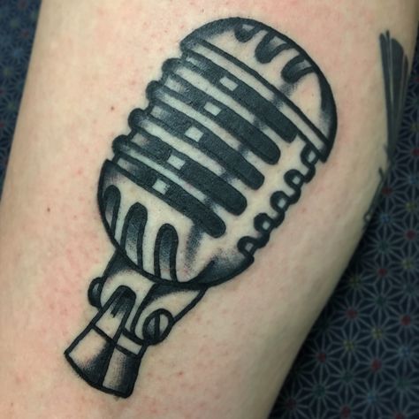 #microphone #oldschool #bcn #kuruone #familyarttattoo American Traditional Microphone Tattoo, Traditional Microphone Tattoo, Old Microphone Tattoo, Old School Microphone Tattoo, Microphone Tattoo Design, Traditional Tattoo Music, Mic Tattoo, Music Microphone, Microphone Tattoo