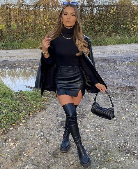 Danielle Metz, Leather Skirt Outfit, Looks Chic, Leather Outfit, Looks Style, Winter Fashion Outfits, Outfits Casuales, Skirt Outfits, Look Fashion