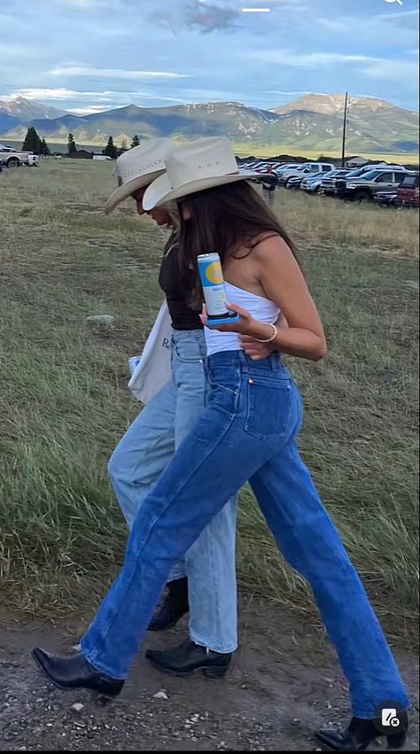 Cute Country Instagram Pictures, Cowgirl Style Outfits Aesthetic, 40° Weather Outfits, Costal Country Outfit, Tecovas Aesthetic, California Cowgirl Outfits, Vintage Farm Outfit, Nashville Tennessee Aesthetic Outfits, Coastal Cowgirl Beach Outfit