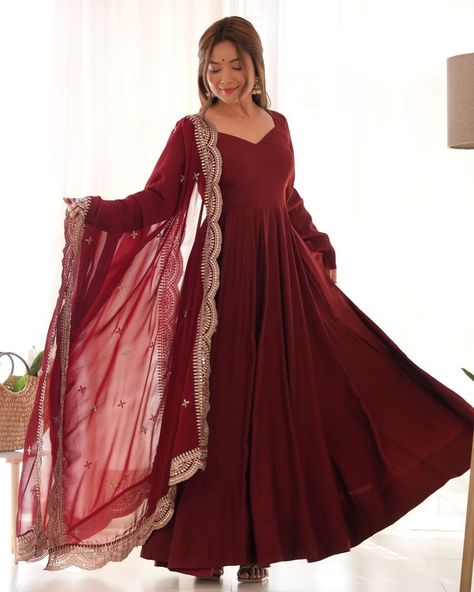 Elevate your style with these stunning Bollywood Salwar Kameez Pakistani Suits! Made with heavy pure romansilk, these elegant dresses are stitched up to size M, L, XL, and XXL. Perfect for any occasion, these maroon suits are a must-have in your wardrobe. #BollywoodFashion #PakistaniStyle #SkyviewFashion #WomenClothing #IndianFashion #eBay #eBayStore #eBaySeller #Pakistani #SkyviewFashion #HEAVYPUREROMANSILK #India #Maroon #Women https://ebay.us/IKwxsY Red Frock Suit Design, Maroon Anarkali Dress, Maroon Frock, Anarkali Dress Simple, Dupatta Cape, Red Anarkali Dress, Churidar Sleeves, Simple Anarkali, Chanderi Anarkali