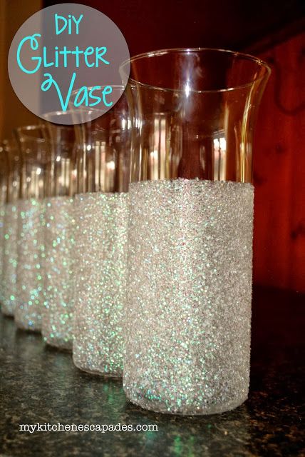 DIY Glitter Vase:  dollar store vases transformed into something gorgeous for wedding decor, Christmas or special occasion! Glitter Vases, Diy Glitter, Navidad Diy, Glitter Diy, Diy Centerpieces, Diy Vase, Vase Centerpieces, Diy Wedding Decorations, Dollar Store Diy