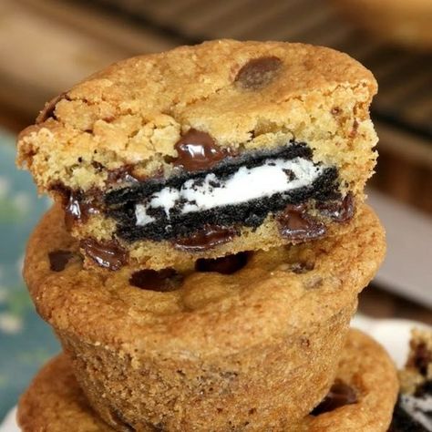 Oreo Stuffed Chocolate Chip Cookies recipe are easy and fun to make Oreo Chocolate Chip Cookies, Oreo Stuffed Chocolate Chip Cookies, Oreo Chocolate, Sweet Dishes Recipes, Chewy Chocolate Chip, Oreo Dessert, Chewy Chocolate Chip Cookies, Cookie Cups, Easy Baking Recipes Desserts