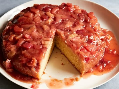 Get Strawberry Rhubarb Upside-Down Cake Recipe from Food Network Strawberry Rhubarb Upside Down Cake, Rhubarb Upside Down Cake, Best Rhubarb Recipes, Upside Down Cake Recipe, Rhubarb Desserts, Spring Desserts, Caramel Topping, Rhubarb Recipes, Strawberry Rhubarb