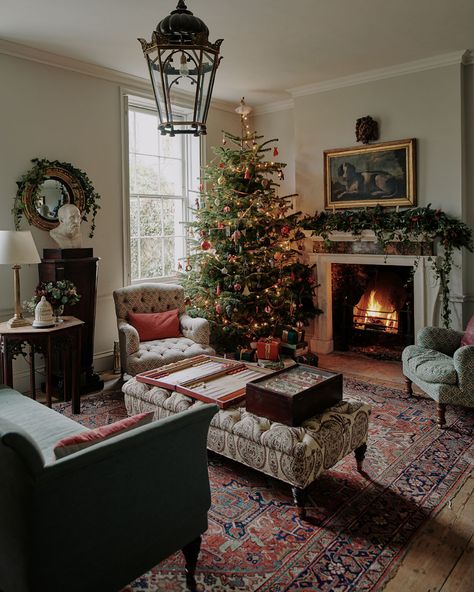 English Christmas, Christmas In The City, Traditional Christmas Decorations, Cottage Christmas, Fun Christmas Decorations, Christmas Interiors, Christmas Living Rooms, Christmas Inspo, Christmas Room