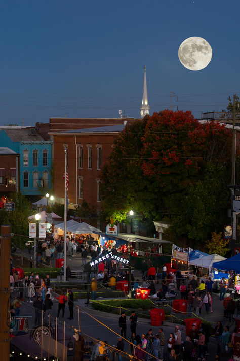 Longtime #SouthernIndiana tradition, Harvest Homecoming, will be taking over downtown New Albany in October. 🎃🍁 Celebrated for more than 50 years, Harvest Homecoming culminates in a four-day street festival featuring games, rides, and favorite fall foods. Look for new and returning events from September through October 13. Click the link for your guide to Harvest Homecoming. Terre Haute Indiana Things To Do, Indiana Fall Trips, Fall Festivals In Ohio, Indiana Covered Bridge Festival, New Albany Indiana, Indiana Scenery, Live Entertainment, Fall Festival, Fall Season