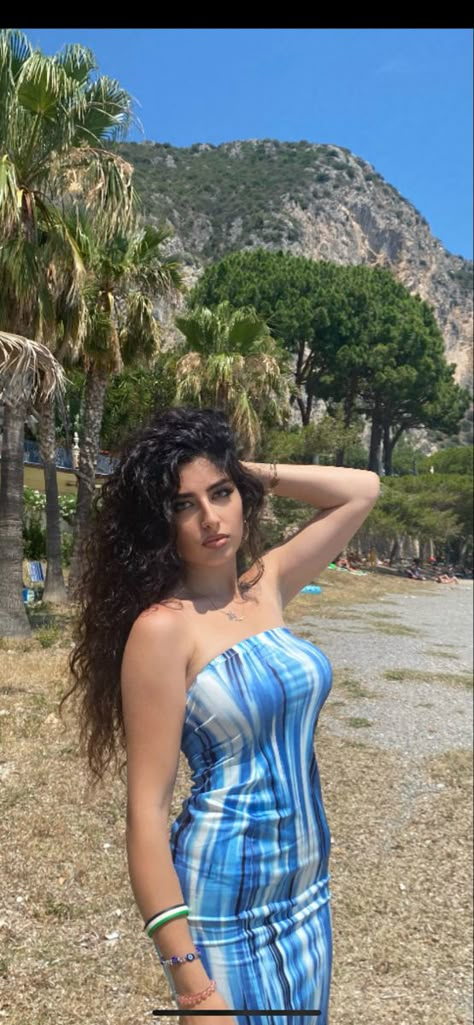 Arab girl with curly hair Curly Middle Eastern Hair, Arab Hairstyles Woman, Middle Eastern Curly Hair, Arabic Girl Aesthetic, Arab Woman Aesthetic, Arab Girl Aesthetic, Arab Hair, Ash Kash, Middle Eastern Women