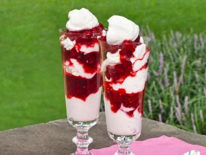 Eton Mess Dessert, Eton Mess Recipe, Food Network Chefs, Coconut Dessert, Ina Garten Recipes, Eton Mess, Brownie Desserts, Summer Dessert Recipes, Oreo Dessert