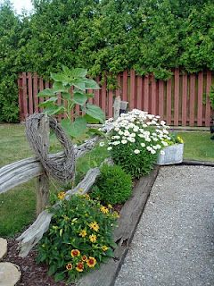 Great idea for our turnaround area in the driveway! Driveway Turnaround Landscaping, Parking Area Ideas, Parking Area In Front Of House, Wildflower Driveway Entrance, Plants Lining Driveway, Landscaping Lining Driveway, Tree Lined Driveway Country, Long Drive Way With Trees, Country Driveway