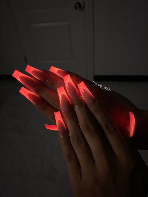 Glowing Nails, Dark Acrylic Nails, Fluorescent Nails, Orange Acrylic Nails, Valentino Beauty, Beauty Hacks Nails, Cute Acrylic Nail Designs, Glow Nails, Long Acrylic