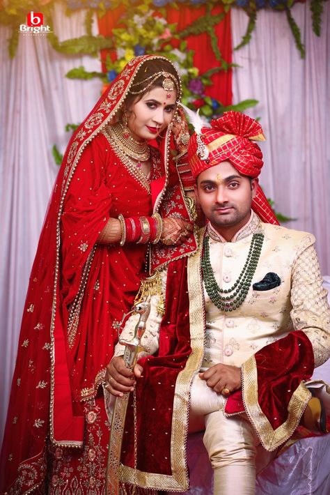 Sadi Clojap Photo, Sadi Pose Indian Fashion, Couple Wedding Dress Indian Hindu, शादी की तस्वीरें, Haldi Ceremony Outfit, Wedding Couple Pictures, Indian Bride Poses, Indian Bride Photography Poses, Indian Wedding Poses