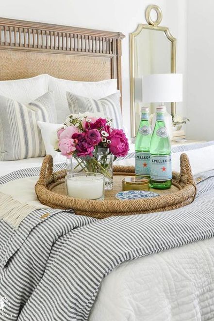 Guest Room Baskets, Guest Room Essentials, Cozy Guest Rooms, Tafel Decor, Airbnb Design, Guest Bedroom Decor, Bed Tray, Tray Ideas, Guest Room Decor