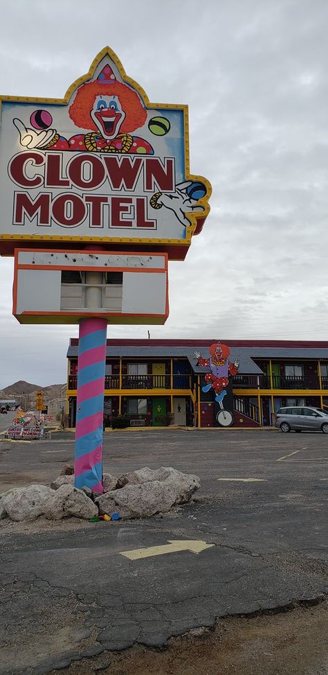 Clown Motel, Clown Statue, Oh Hell No, Creepy Photos, Random Gif, Send In The Clowns, The Clown, Chuck Norris, Stay The Night