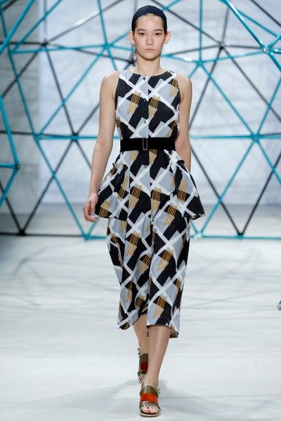 Suno Spring 2016 Ready-to-Wear Collection - Vogue Geometric Print Fashion, Geometric Fashion, Designer Kurti Patterns, Stylish Summer Outfits, Geometric Dress, Neutral Fashion, Spring Summer 2016, 2016 Fashion, Fashion Wear