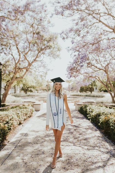 Graduation Gift Ideas For Her, Nursing School Graduation Pictures, Asha Bailey, Grad Hair, College Grad Pictures, Graduation Pictures High School, High School Graduation Pictures, Grad Picture Ideas, Grad Poses