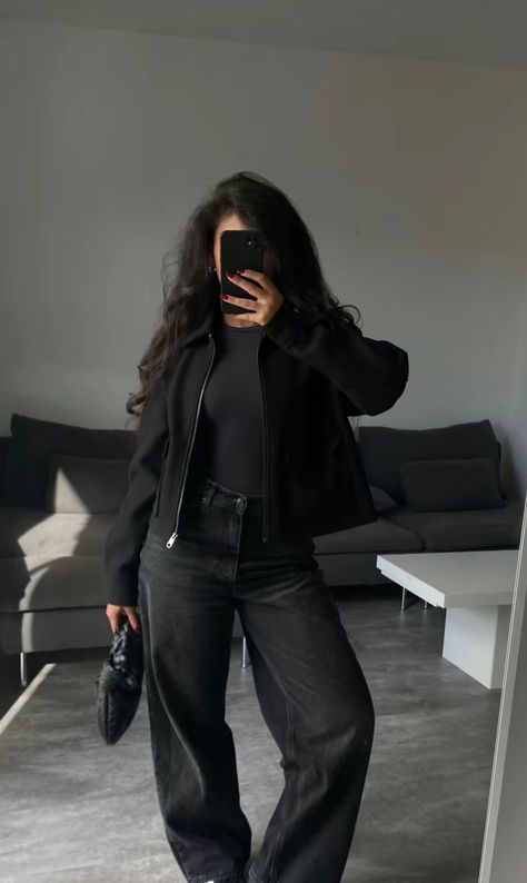 Brunette Fall Outfits, Fall Outfits Brunette, Fully Black Outfits, All Black Winter Outfit Casual, Ootd Jean Noir, Baggy Black Jeans Outfit Winter, Chill Going Out Outfits, Outfit Jean Noir, Winter Baggy Outfits