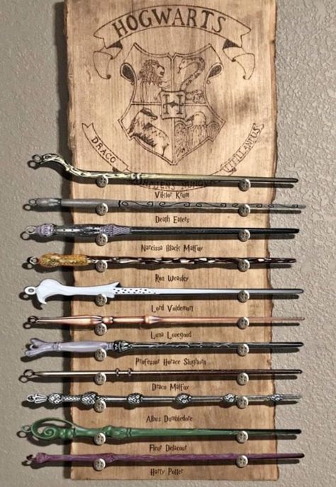 Harry Potter Wands Display, Harry Potter Inspired Bathroom, Harry Potter Wand Display Ideas, Wand Display, Wand Display Harry Potter, Wand Holder Harry Potter, Harry Potter Wand Display, Wand Shelf Harry Potter, Wand Stand Diy Harry Potter