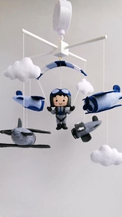 Pilot Baby, Baby Arrival Gifts, Nursery Baby Boy, Boy Mobile, Idee Babyshower, Airplane Nursery, Baby Boy Mobile, Boy Baby Shower Ideas, Airplane Baby