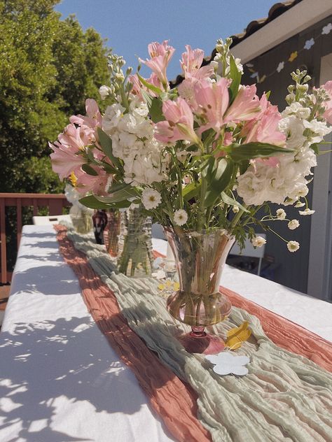 Table setting ideas for garden party using thrifted vases. Thrift Shop Birthday Party, Thrifted Glass Centerpieces, Thrift Glassware Wedding, Thrift Plant, Thrifted Flower Vases, Thrifted Vases, Ideas For Garden, 16th Birthday Decorations, Table Setting Ideas