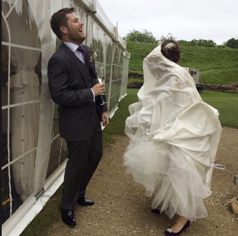 Must-See Photos of Hilarious Wedding Fails Captured On Camera - Your Money Magic Wedding Photo Fails, Wedding Dress Fails, Wedding Fail, Epic Wedding, Funny Wedding Photos, Photo Fails, Romantic Wedding Photos, Wedding Dresses Photos, Daily Funny