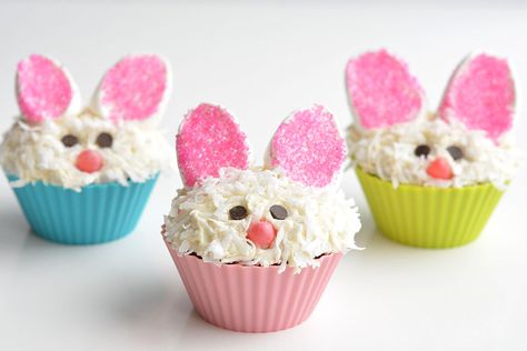 These Easter bunny cupcakes are SO ADORABLE! And they are so simple to make! Those marshmallow ears are just brilliant, and I love the coconut fur! Such a fun idea for an Easter treat, or even a spring birthday party! Cupcakes For Kids Birthday, Cupcakes For Kids, Easter Bunny Cupcakes, Spring Birthday Party, Easter Snacks, Bunny Cupcakes, Easter Bunny Cake, Easter Baking, Spring Birthday