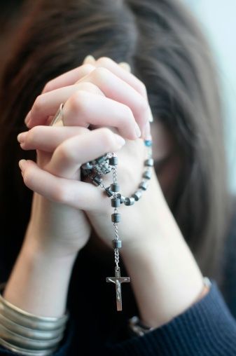 Woman Praying Art, Praying Rosary, Praying Hands With Rosary, Women Praying, Rosary Bead Tattoo, Hands Praying, Praying Woman, Woman Praying, God Pray