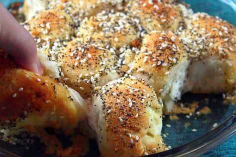 This Everything Bagel Pull-Apart Bread is Actually Everything Speciality Breads, Spring Apps, Savory Monkey Bread, Everything Bagels, Bagel Bread, Colonel Sanders, Bagel Seasoning, Biscuit Dough, Pull Apart Bread