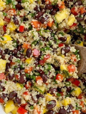 Mango Crisp, Black Bean Quinoa Salad, Mango Quinoa Salad, Salad Protein, Bean Quinoa Salad, Recipes Mango, Salad With Mango, Bean Quinoa, Quinoa Recipes Easy