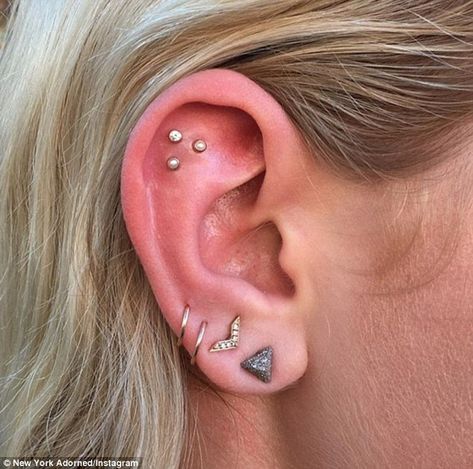 Earring clusters: What exactly is the galactic-inspired trend? An artful grouping of pierc... Triple Flat Piercing, Constellation Ear Piercing, Piercing Constellation, Triple Ear Piercing, Ear Piercing Combinations, Pretty Piercings, Constellation Piercings, Flat Piercing, Piercing Inspo