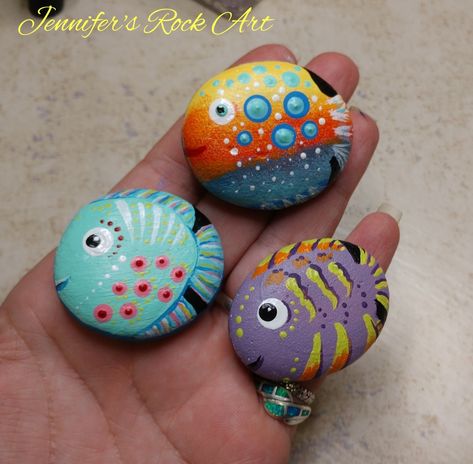 Fish Rock Painting Ideas Easy, Purple Rock Painting Ideas, Painted Rock Fish, Dots Mandala, Fun Garden Projects, Fish Rocks, Zen Rock, Garden Rock Art, Mandala Rock Art