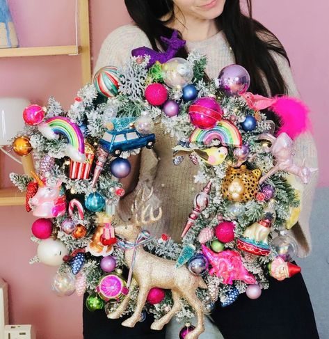 Kitsch Christmas Wreath, Colorful Christmas Decorations, Kitsch Christmas, Rainbows Christmas, Christmas Themes Decorations, Xmas Wreaths, Horror Movie Characters, Chic Christmas, Boho Christmas