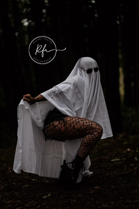 Gothic Bourdier Photoshoot, Spooky Bouidor Photography, Easy Spooky Photoshoot, Spooky Ghost Photoshoot Ideas, Girly Ghost Photoshoot, Ghost Face Photoshoot, Sultry Photoshoot Ideas, Bold Photoshoot Ideas, Halloween Boudier Pics