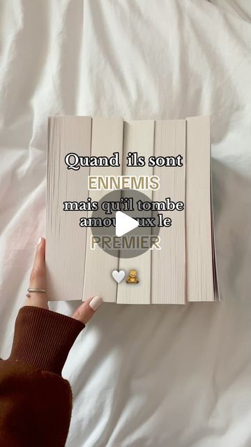 Elo 🌞 on Instagram: "Enemies to lovers + He falls firts 🫠 #bookstagram #booksta #books #livre #livrestagram #booksrecommendation #livreromance #enemiestolovers #hefallsfirst" Enemies To Lovers, Romance, Books, Instagram