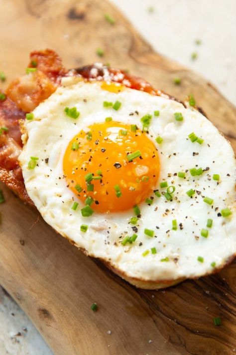 Fried Egg On Toast, Perfect Fried Egg, Egg On Toast, Eggs And Toast, Toast Ideas, Egg Recipes For Breakfast, Egg Toast, Breakfast Toast, Delicious Breakfast Recipes