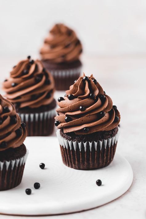 These triple chocolate fudge cupcakes have a moist chocolate cake base filled with creamy chocolate ganache, and then topped with rich chocolate buttercream and chocolate pearls! These cupcakes are a chocolate lovers dream! Fudge Cupcakes, Chocolate Fudge Cupcakes, Chocolate Buttercream Icing, Chocolate Cupcakes Moist, Chocolate Ganache Filling, Cupcake Mix, Chocolate Pearls, Cake Base, Ganache Recipe