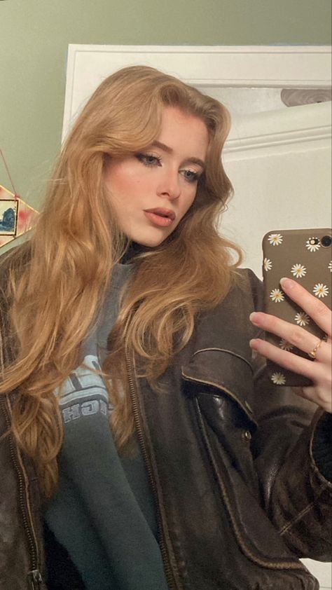 Blonde Hair Dark Academia, Sabrina Carpenter Haircut On Brown Hair, Grunge Blonde And Brown Hair, Sabrina Carpenter Bangs Brown Hair, Heair Style, Sabrina Carpenter Bangs On Brown Hair, Blonde Hair Outfits, Short Blonde, Pretty Hair Color