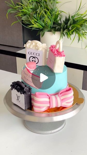 Ishleen Kaur | Patna cake artist on Instagram: "Easy, peasy, fondant purse! 

🔺Join 5 crunchies together.
🔺Cover the crunchies with fondant, shaping it like a purse.
🔺Decorate with fondant flowers.
🔺Roll out fondant for handles, wrap around rounded sticks.
🔺Attach handles to purse.

✅ Follow @goodberrygbyishleen for more such videos👇

#reels #viralvideos #viralreels #trendingreels #viralcake #viralcakes #viralcakevideo #cakehacks #cakehack #cakedecorating #baking #tutorialcake #caketutorial #cakedecorator #cakedecoration #caketutorialvideos #toppercake #caketopper #caketopperideas #caketoppersofinstagram #diycake #diycakedecorating" Fondant Tips, Tiny Purse, Cake Hacks, Cake Artist, Diy Cake Decorating, Fondant Flowers, Fondant Toppers, Cake Videos, Diy Cake