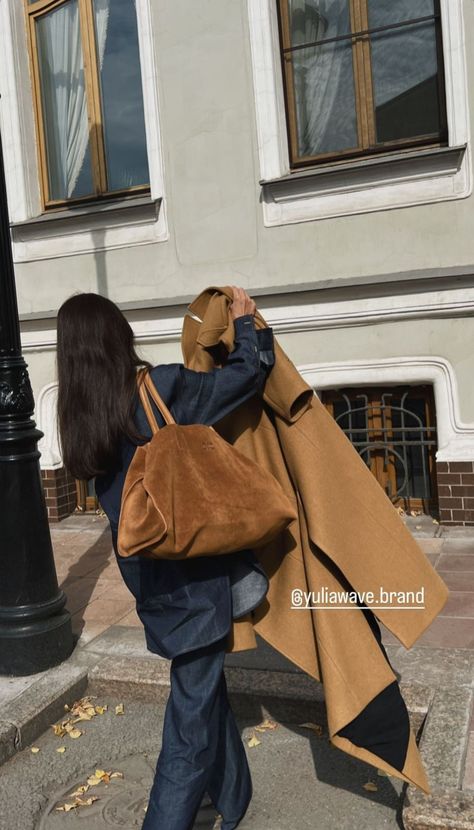 Tods Bag Outfit, Vintage Celine Macadam Bag Outfit, Big Tote Bag Outfit, Big Bag Outfit, Suede Bag Outfit, Hobo Bag Outfit, Minimalistic Outfits, City Baby, Big Tote Bags