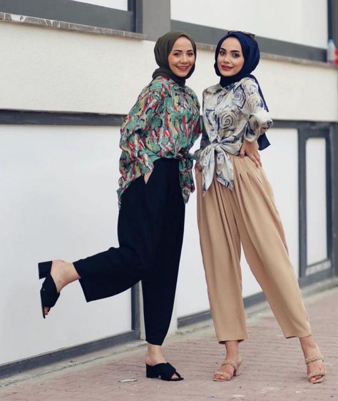 Summer Hijab Fashion Outfits To Fall In Love With - image: @hijab_style_in_world - Modesty Fashion Hijabi Summer Outfits - Fashion Hijab Ideas - Modest Outfits Muslim - Hijab Fashion Summer- Hijab Fashion Trends 2021 -Hijab Fashion Street Style Trends - Casual Hijab Inspiration - Classy Modest Outfit - Inspiration Ideas Simple -Dress Muslim Modern -Modest Outfits Muslim -Inspiration Maxi Dress #modestfashion #hijabcasual #hijabfashion #summerhijabdresses #modestyfashion #streethijabfashion Modern Hijab Fashion Summer, Summer Hijab Look, Muslim Summer Outfits, Muslim Dress Casual, Trendy Summer Outfits 2022, Summer Outfits Petite, Style With Sneakers, Summer Hijabi, Hijab Fashion Outfits