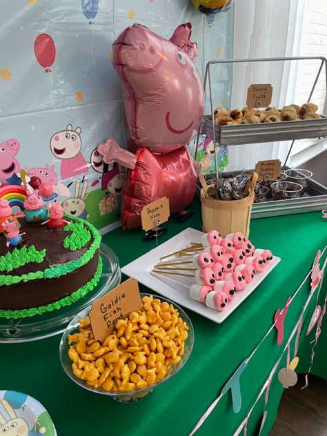 Peppa Pig Birthday Party Cupcakes, Peppa Pig Fall Birthday Party, Peppa Pig Pizza Party, Peppa Party Food, Peppa Pig Snack Ideas, Peppa Pig Desserts, Peppa Pig Birthday Food, Peppa Pig Third Birthday Party, Peps Pig Birthday Ideas