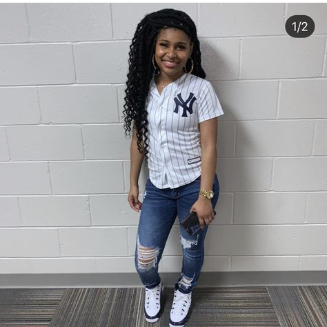 girl jersey outfit baseball #blackgirl Baseball Jersey And Jeans Outfit Women, Ny Yankees Jersey Outfit, Softball Jersey Outfit, Women Baseball Jersey Outfit, Women Jersey Outfit, Baseball Jersey Outfit Women Fashion, Girl Jersey Outfit, Outfit Cholo, Cute Jersey Outfits