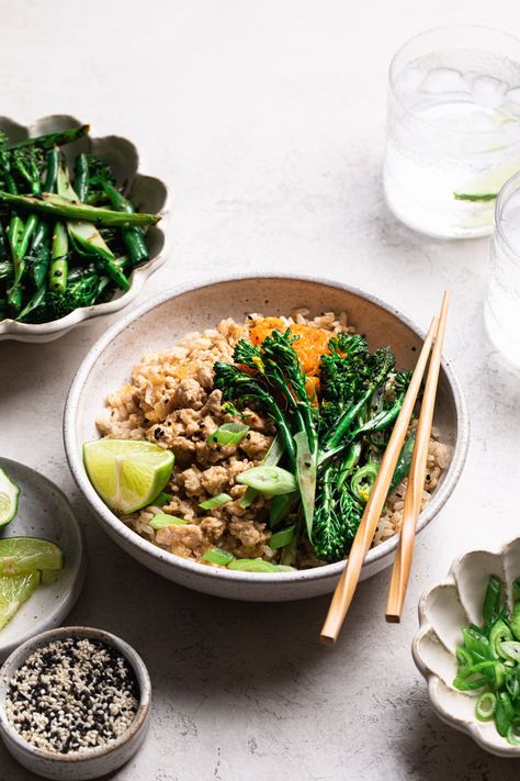 Looking for a 30 minute meal that is healthy and tastes great? Look no further because these healthy Asian Inspired ground chicken rice bowls are everything you need! Delicious, tick! Healthy, tick! Ready in 30, tick! #30minutemeals #easyhealthydinnerrecipes #healthydinnerrecipes #healthymeals Korean Ground Chicken Bowl, Teriyaki Ground Chicken Rice Bowl, Rice Food Photography, Asian Ground Chicken, Fried Rice Food Photography, Rice Bowl Photography, Moodboard Cafe, Chicken Rice Photography Food, Vegan Chilli Recipe