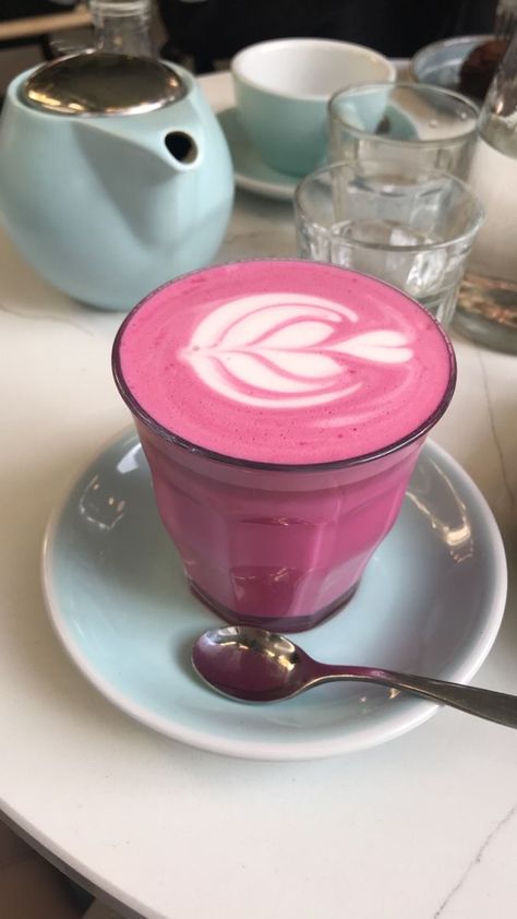 Latte Art Aesthetic, Aesthetic Coffee Date, Red Velvet Latte, Pink Drink Recipes, Pink Latte, Drink At Home, Pink Cafe, White Pastel, Pink Drink